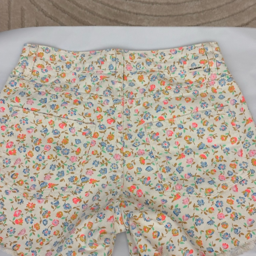 BILLABONG LITTLE FLOWERS JEAN SHORTS NWOT WOMEN SIZE 26 SUPER CUTE SEE PICS - Picture 7 of 8